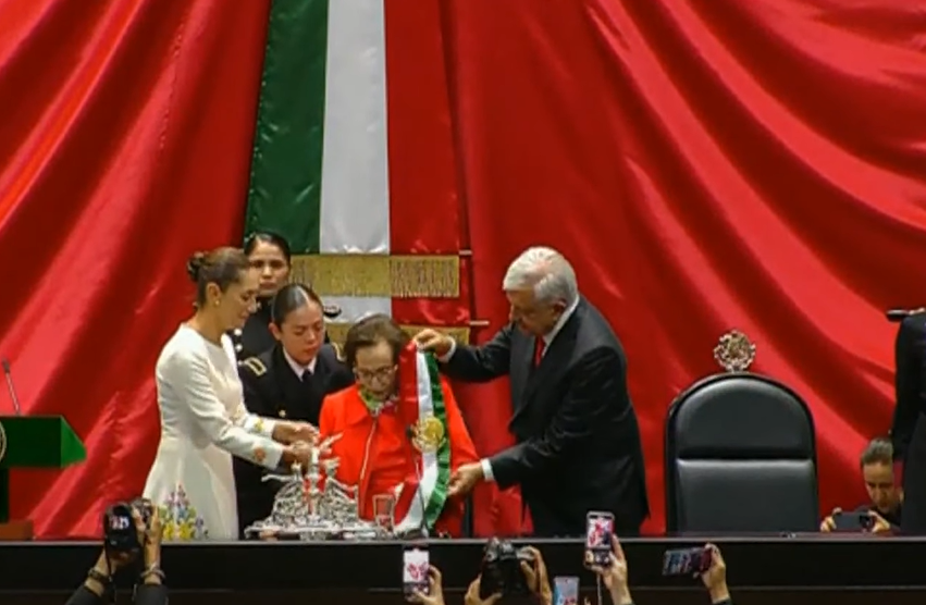 infobaemexico's tweet photo. 🔴 #ENVIVO | De manos de #IfigeniaMartínez, AMLO pasa la banda presidencial a #ClaudiaSheinbaum https://t.co/L8iPRocpvT https://t.co/6bLmY2pTjL