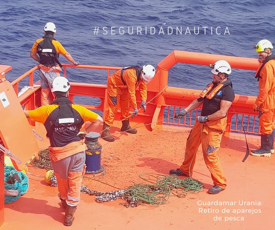 Fotos de cómo la tripulación de la Guardamar Urania retira del mar aparejos de pesca al este de Lanzarote. Un obstáculo que pone en peligro la navegación. Si te encuentras  en la mar con objetos, avísanos. Por tu #SeguridadNautica, por la de todos que navegamos la mar