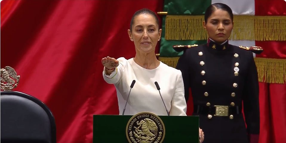 mvillasuso's tweet photo. Independiente de filias o fobias, hoy toma posesión la primer ✨Presidenta✨de México. Se está haciendo historia. 

Poco a poco se rompen techos de cristal (¡qué felicidad 🥹) pero no olvidemos a quien limpia esos cristales y de los pisos pegajosos ☝🏽 https://t.co/9aPQdHlBUw