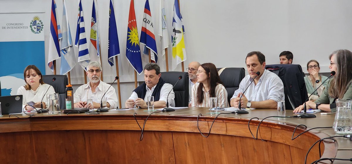cintendentesuy's tweet photo. #Ahora en la sala de sesiones se realiza una puesta a punto del proceso de implementación del Registro Único Nacional de Alimentos, Empresas y Vehículos #Runaev. Participan técnicos y referentes de las diversas cámaras vinculadas al comercio y producción de alimentos.🧵⬇️ https://t.co/KnN1MKVlje