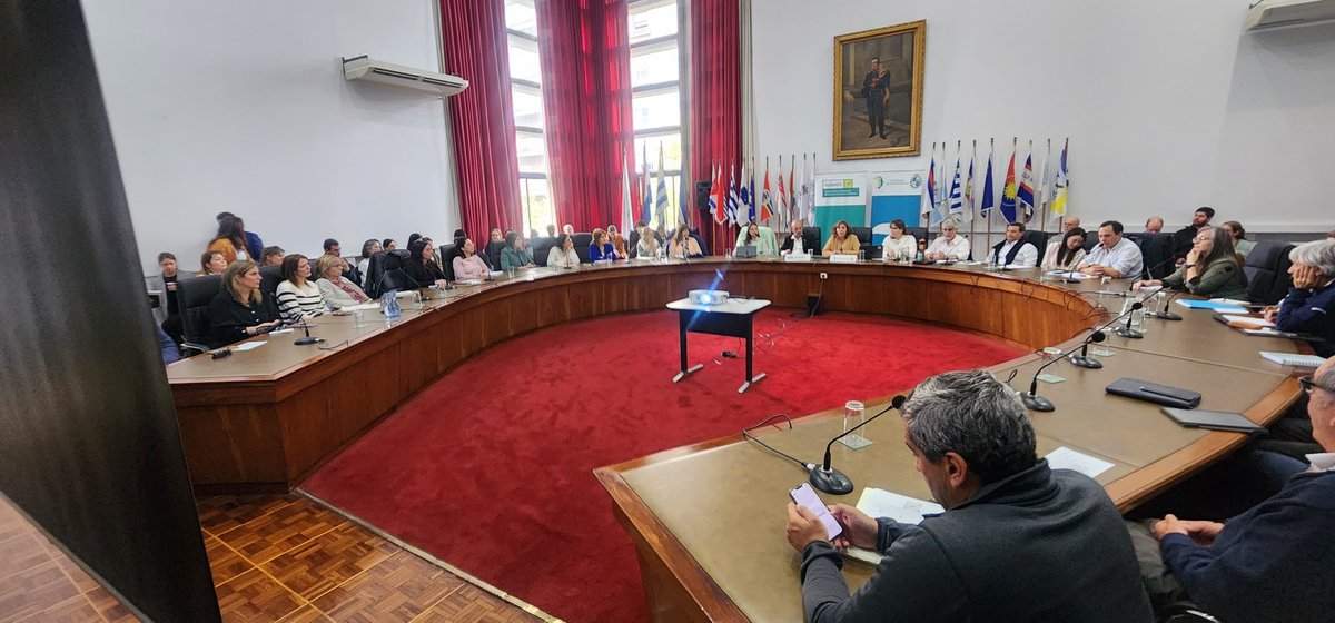 cintendentesuy's tweet photo. #Ahora en la sala de sesiones se realiza una puesta a punto del proceso de implementación del Registro Único Nacional de Alimentos, Empresas y Vehículos #Runaev. Participan técnicos y referentes de las diversas cámaras vinculadas al comercio y producción de alimentos.🧵⬇️ https://t.co/KnN1MKVlje