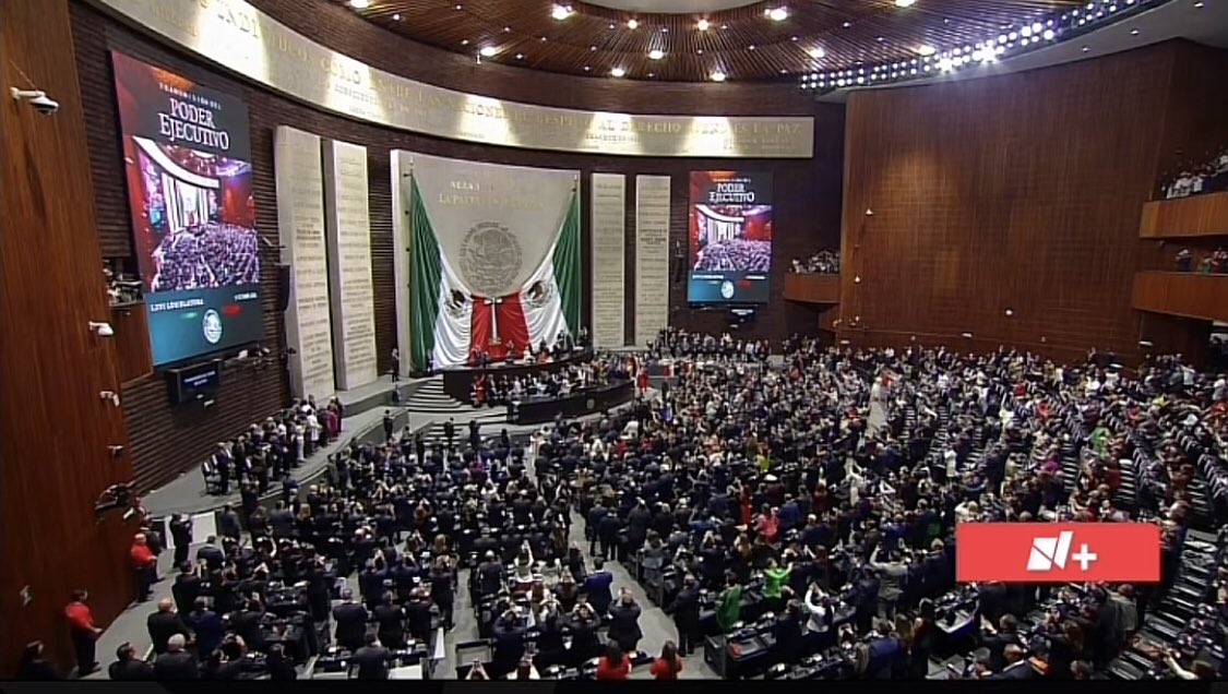 ivan_bernal18's tweet photo. Claudia Sheinbaum toma protesta como presidenta de México, reafirmando el principio constitucional de alternancia en el poder y el derecho a la igualdad política. #Democracia #EstadoDeDerecho https://t.co/2pQlZaMwEC