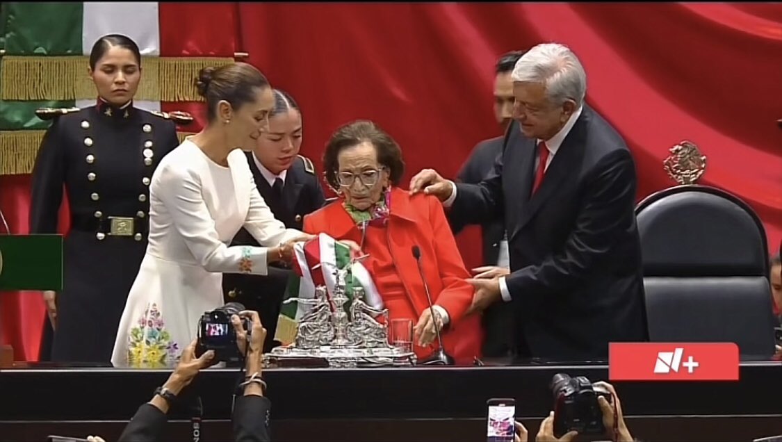 ivan_bernal18's tweet photo. Claudia Sheinbaum toma protesta como presidenta de México, reafirmando el principio constitucional de alternancia en el poder y el derecho a la igualdad política. #Democracia #EstadoDeDerecho https://t.co/2pQlZaMwEC
