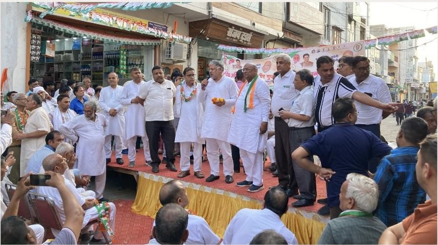 ashokbuwaniwala's tweet image. आज जींद मे @INCHaryana के उम्मीदवार महाबीर गुप्ता जी के समर्थन में चुनाव प्रचार के दौरान चुनावी सभा की तस्वीरें।

साथ में कमल मित्तल जी, राजकुमार जी, महावीर गोयल जी, पवन गर्ग जी एवं अन्य गणमान्य साथी उपस्थित रहे।

हाथ बदलेगा हालात

 #Jind #Haryana #AaRahiHaiCongress