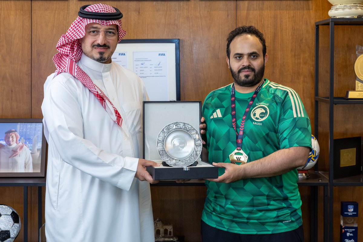 saudiFF's tweet photo. رئيس الاتحاد السعودي ياسر المسحل يستقبل لاعبي المنتخب الوطني المتوّج بلقب بطولتي غرب آسيا لكرة القدم الإلكترونية للسيدات والرجال. 🔽
🔗-https://t.co/tQIRYDTpt9 https://t.co/OCHweCiZ1Q