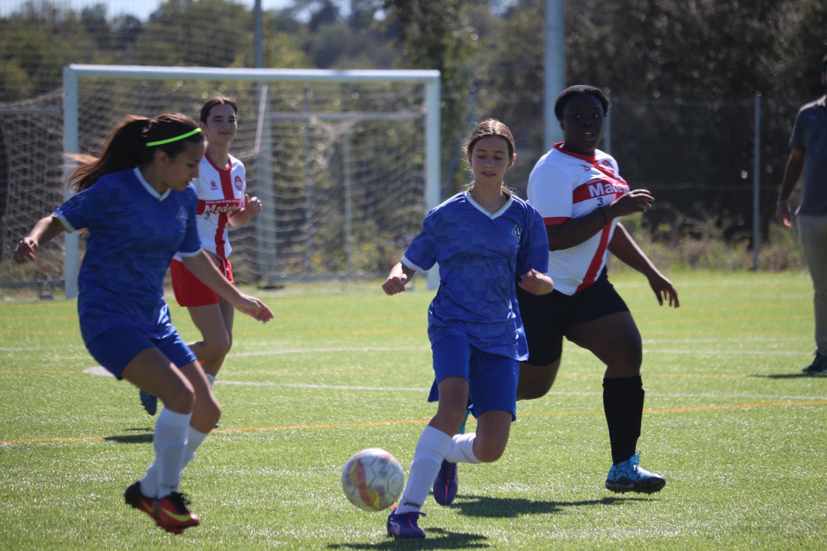 CFCastelltersol's tweet photo. 📸⚽️Per acabar, us compartim les fotografies del primer partit de pretemporada de l'equip #CadetFemení que es va jugar aquest cap de setmana a #CollDeMosca
🦉💙Som-hi, seguim Castell!
#100preBlaus #futbolbase https://t.co/IYkq0Xnos1