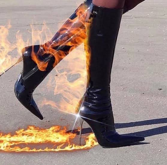 ORandom923's tweet photo. Josefa Ortiz dando el taconazo en la independencia 👠 https://t.co/d6SepIG4Sb
