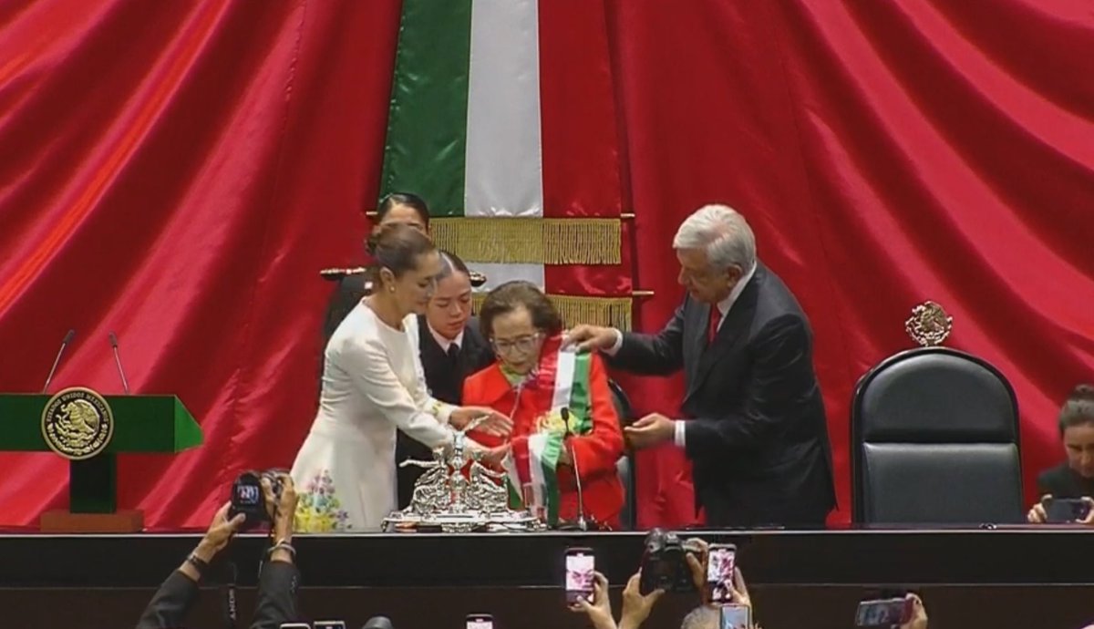 MaraRoblesV's tweet photo. Hoy, nuestra admirada  @IfigeniaMtz entrega la banda presidencial a Claudia Sheinbaum Pardo. A nuestra primera Presidenta.

Aquí se inaugura la esperanza de victoria para las mujeres, la educación pública y las luchas sociales por la igualdad. Estoy conmovida y contenta.