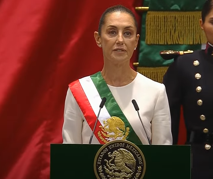 LuisCardenasMx's tweet photo. 🚨ES TIEMPO DE MUJERES🚨 Claudia Sheinbaum afirmó con fuerza: "No llegó una, llegamos TODAS" 💥. Un grito de empoderamiento en su toma de protesta como presidenta de México 🇲🇽 🌟 #SheinbaumPresidenta #EmpoderamientoFemenino #TomaDeProtesta 🔥 #FuerzaFemenina