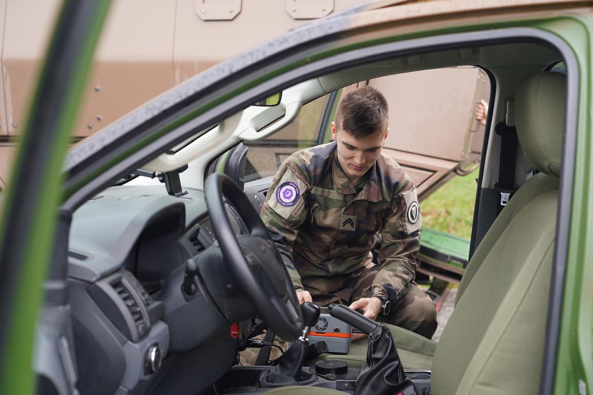 EtatMajorFR's tweet photo. Au sein des armées, les entraînements au combat cyber sont nombreux et marqués par des exercices nationaux réguliers.
Dernier exemple en date : l’exercice de lutte informatique défensive #DEFNET organisé par le @ComcyberFR.
➡️ 30 incidents cyber simultanés sur 9 sites militaires différents.
➡️ Coopération étroite entre 15 états-majors, directions et services.
👉 Éprouver la réactivité, la maîtrise des procédures et la capacité de nos armées à coopérer ensemble pour contrer les menaces. 👊🏼