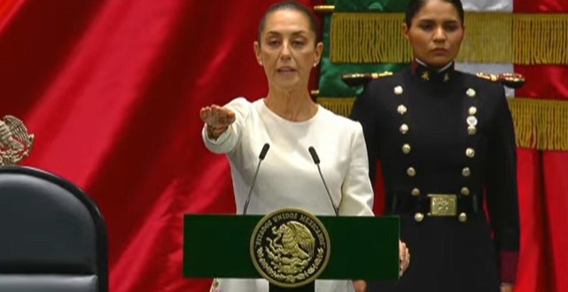 CrofickOficial's tweet photo. 📢 ¡Histórico momento para México! Claudia Sheinbaum Pardo ha tomado protesta como la primera mujer presidenta de los Estados Unidos Mexicanos. Un nuevo rumbo comienza para nuestra nación. 🇲🇽 #PresidentaDeMéxico #NuevoCapítulo
#ClaudiaSheinbaum #Mexico #AMLO #Sheinbaum https://t.co/giSSlj8VcE