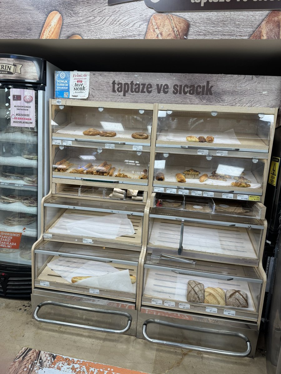 valrary's tweet image. Ich zittere am ganzen Körper, wegen dieser Türkischen Backwarenabteilung😱