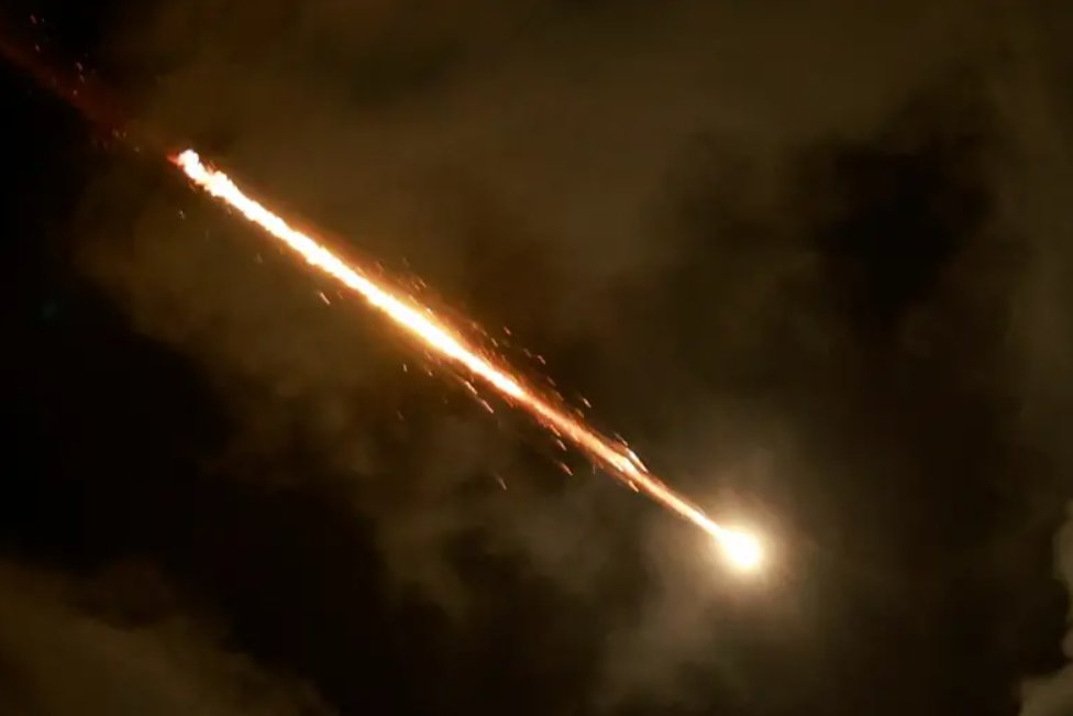 AdhadhuMV's tweet image. އިރާނުން އިޒްރޭލަށް އަމާޒުކޮށް މިރޭ ދިން ވަރުގަދަ މިސައިލް ހަމަލާތައް. އިރާނުން އިޒްރޭލަށް އަމާޒުކޮށް ހަމަލާތައް ދޭން ފަށާފައި މިވަނީ އިޒްރޭލުން ފަލަސްތީނުގެ ގާޒާ އާއި ލުބްނާނު އަދި ޔަމަނަށް މެދުނުކެނޑި ހަމަލާތައް ދެމުންދާ ދަނޑިވަޅެއްގަ.

ފޮޓޯ: ރޮއިޓާސް / އޭޕީ