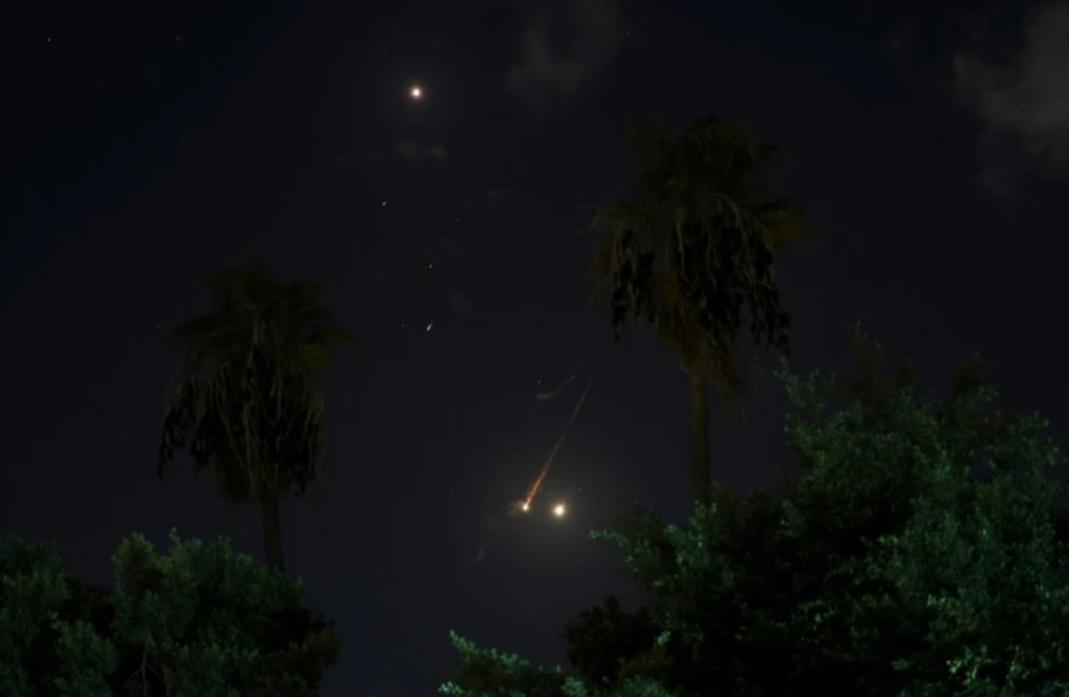 AdhadhuMV's tweet image. އިރާނުން އިޒްރޭލަށް އަމާޒުކޮށް މިރޭ ދިން ވަރުގަދަ މިސައިލް ހަމަލާތައް. އިރާނުން އިޒްރޭލަށް އަމާޒުކޮށް ހަމަލާތައް ދޭން ފަށާފައި މިވަނީ އިޒްރޭލުން ފަލަސްތީނުގެ ގާޒާ އާއި ލުބްނާނު އަދި ޔަމަނަށް މެދުނުކެނޑި ހަމަލާތައް ދެމުންދާ ދަނޑިވަޅެއްގަ.

ފޮޓޯ: ރޮއިޓާސް / އޭޕީ