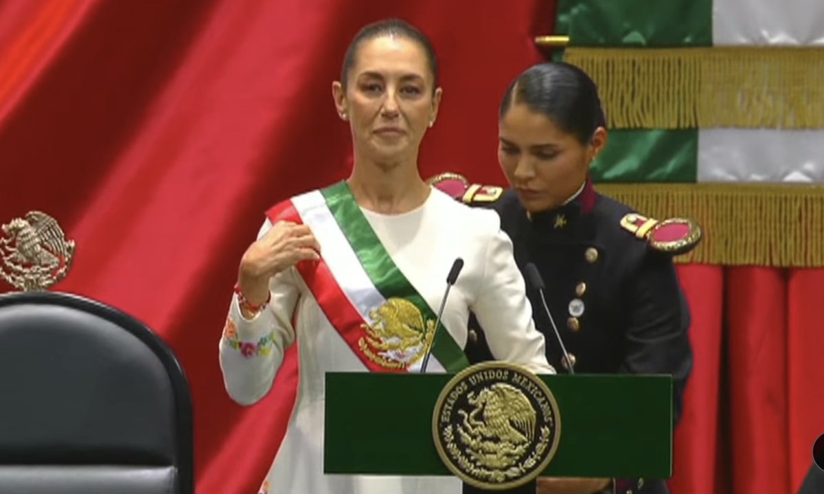 CrofickOficial's tweet photo. 📢 ¡Histórico momento para México! Claudia Sheinbaum Pardo ha tomado protesta como la primera mujer presidenta de los Estados Unidos Mexicanos. Un nuevo rumbo comienza para nuestra nación. 🇲🇽 #PresidentaDeMéxico #NuevoCapítulo
#ClaudiaSheinbaum #Mexico #AMLO #Sheinbaum https://t.co/bo6TjqAkdl