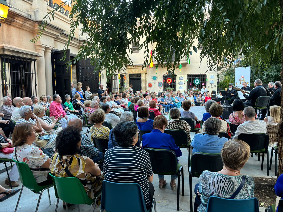 Seguimos celebrando el #diainternacionaldelaspersonasmayores con una velada musical a cargo de Pandivos en el Centro Cívico Marqués de Mondéjar🎉🎶