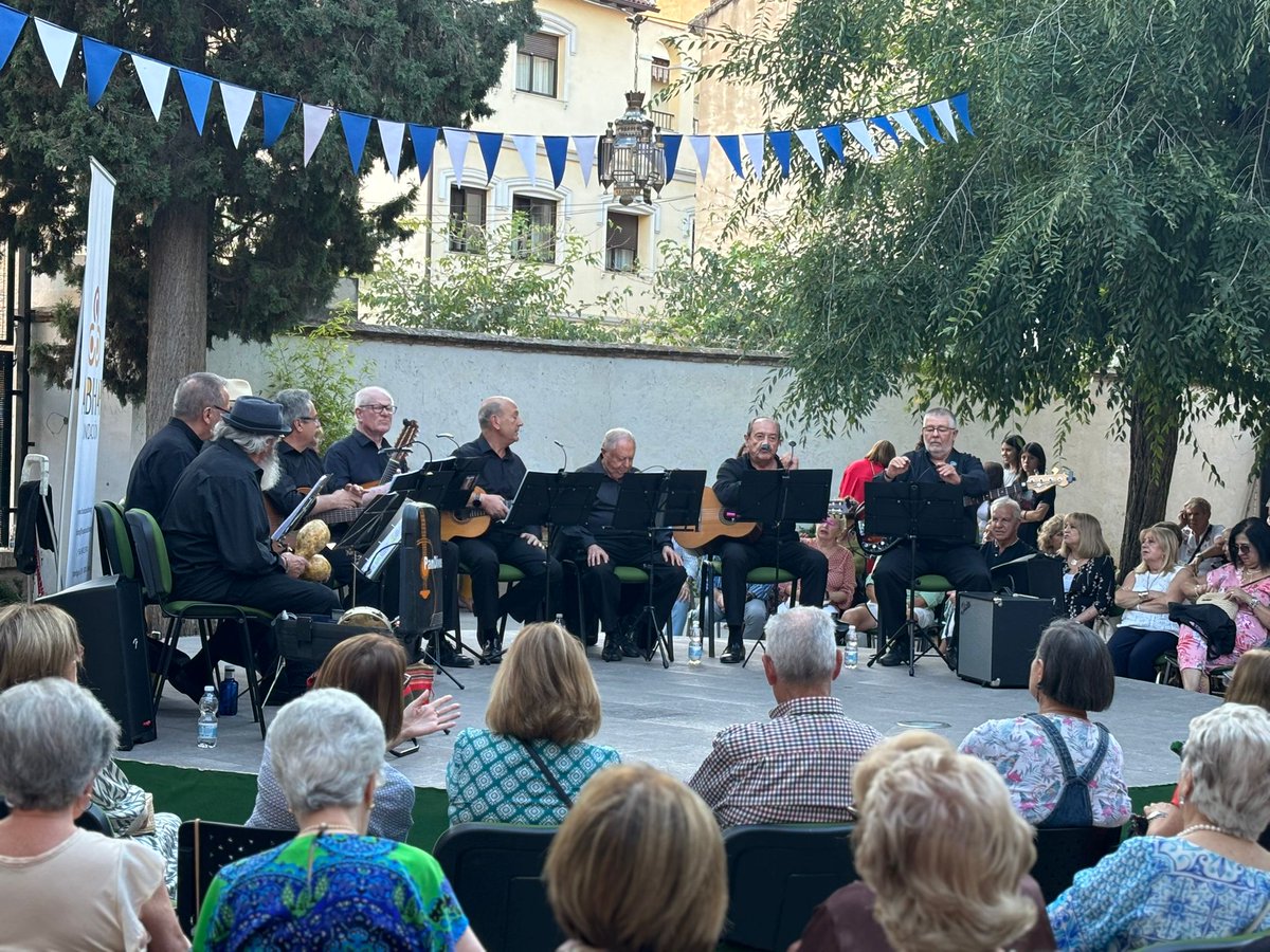 FAlbihar's tweet photo. Seguimos celebrando el #diainternacionaldelaspersonasmayores con una velada musical a cargo de Pandivos en el Centro Cívico Marqués de Mondéjar🎉🎶 https://t.co/RNsJTYiKK9