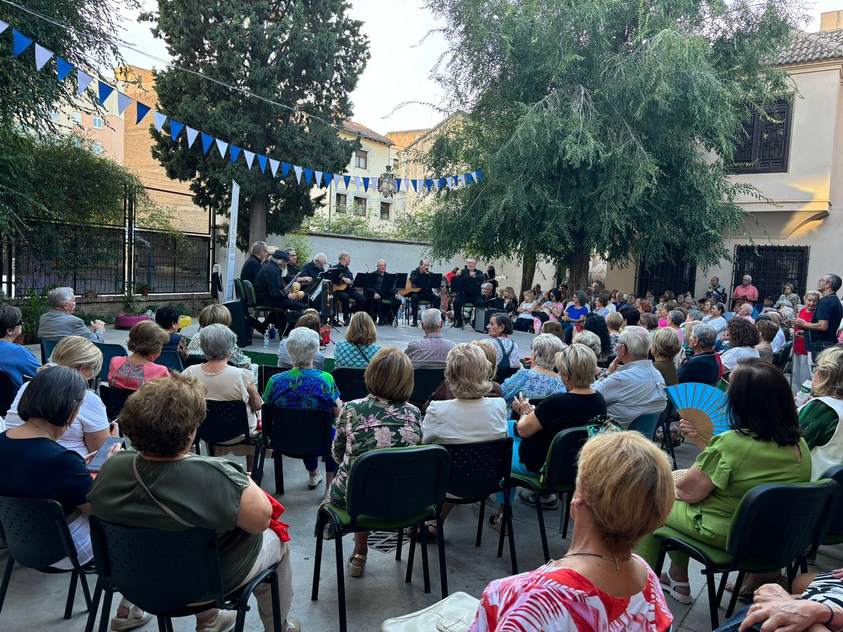 FAlbihar's tweet photo. Seguimos celebrando el #diainternacionaldelaspersonasmayores con una velada musical a cargo de Pandivos en el Centro Cívico Marqués de Mondéjar🎉🎶 https://t.co/RNsJTYiKK9