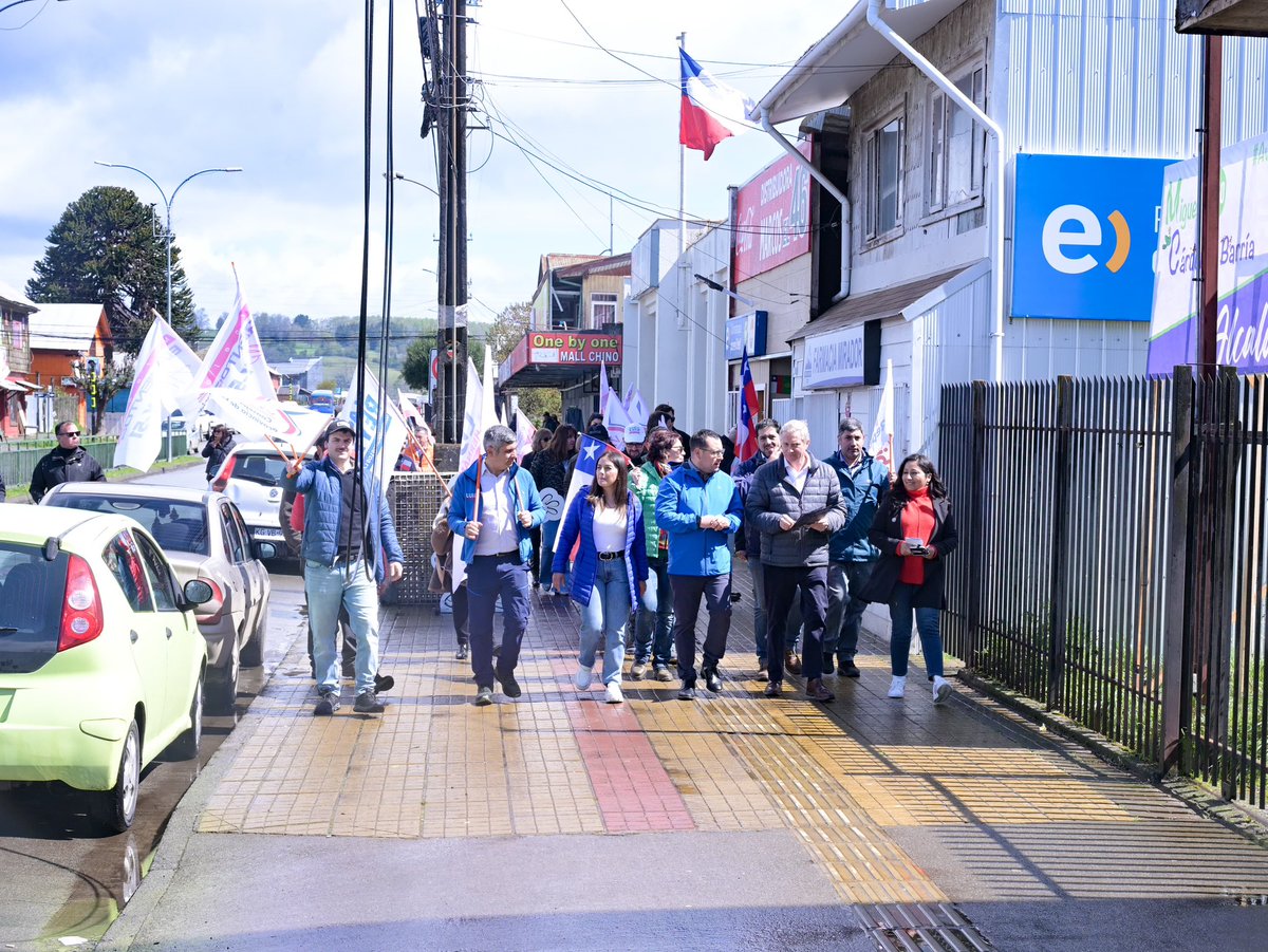 joseantoniokast's tweet photo. Seguimos recorriendo Chile para llegar a más chilenos que quieren recuperar y reconstruir nuestro país. Hoy en las calles de #Fresia junto a candidatos republicanos.  Tenemos que reactivar las regiones. Nos vemos en un rato en Calbuco✌️ https://t.co/O1T0xfZ1T8