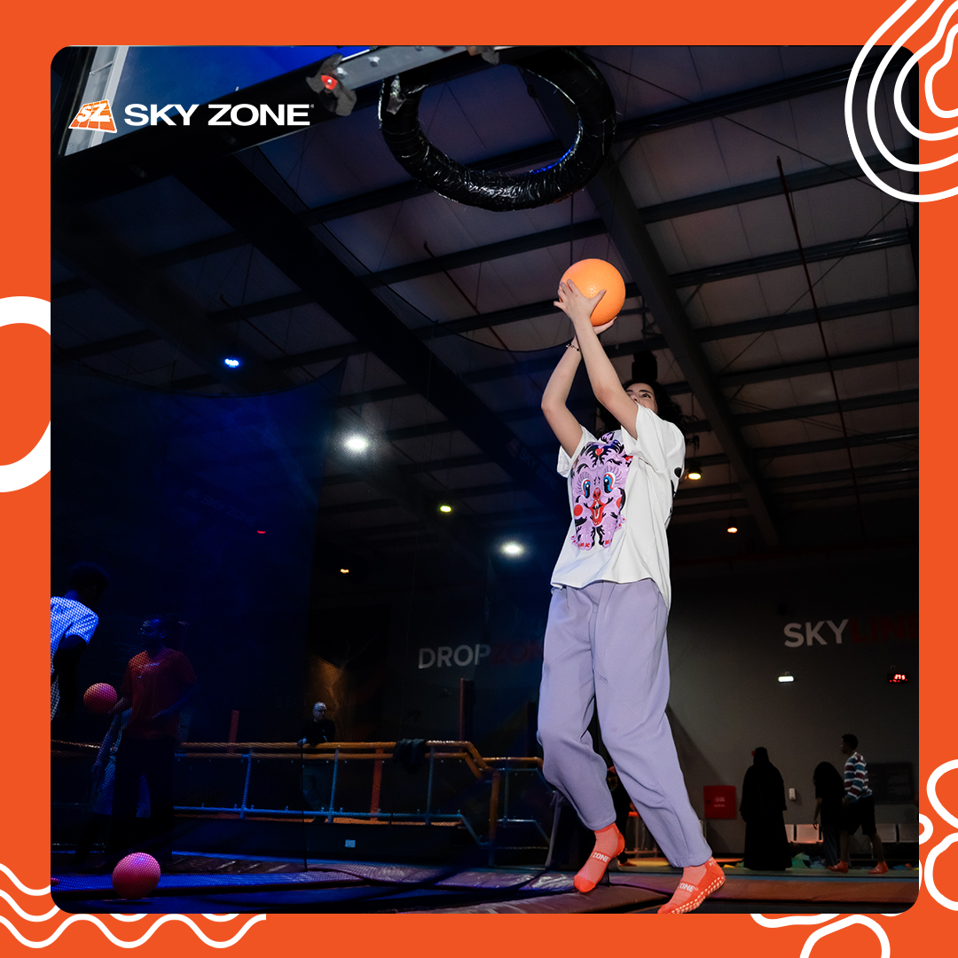 حرّيييف سلة؟⛹🏻 تعال #سكاي_زون وورينا مهاراتك! ولا تنسى تجيب خويك اللي بتكشخ عليه! 🏀🔥
Basketball pro? ⛹🏻 Come to #SkyZone and show us your skills! And don’t forget to bring your friend you want to impress! 🏀🔥