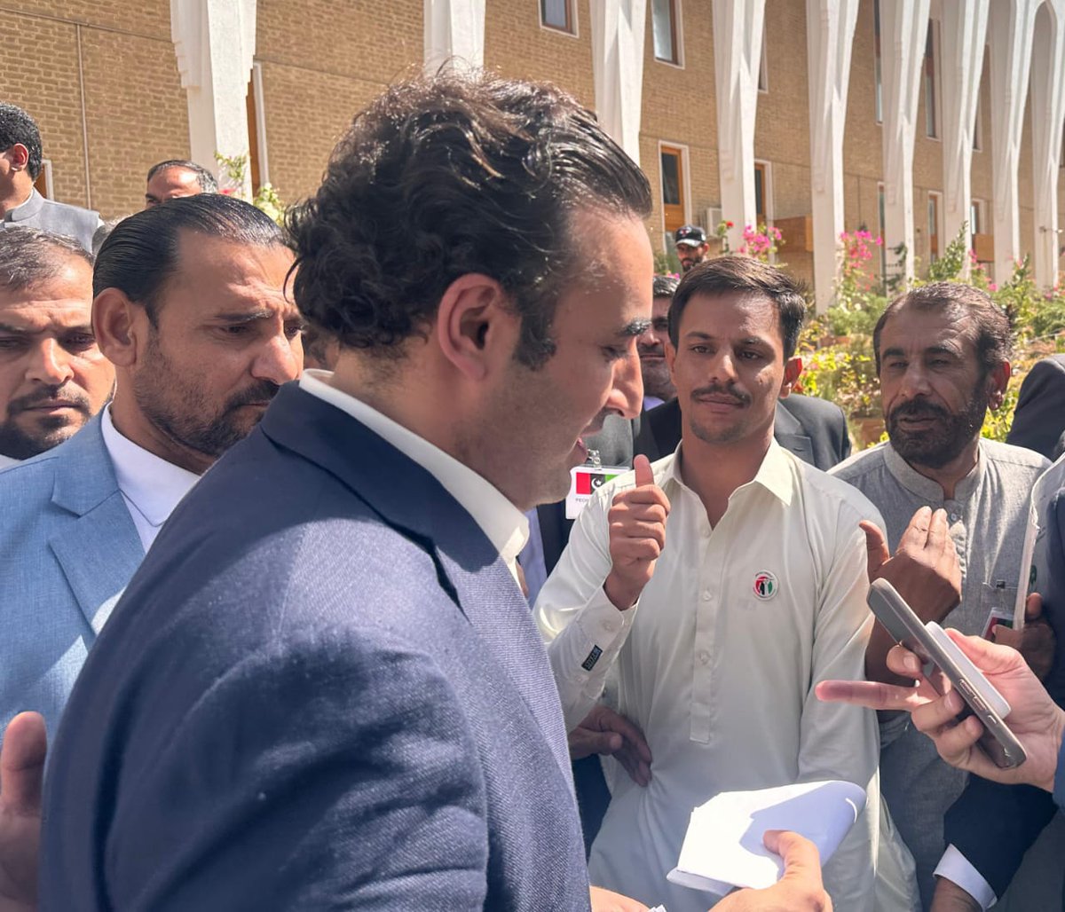 کوئٹہ۔
پاکستان پیپلز پارٹی کے چیئرمین بلاول بھٹو زرداری صاحب سے پی ایس ایف بلوچستان کے صدر جہانگیر بلوچ ہائی کورٹ بار ایسوسی ایشن کے منعقدہ پروگرام کے بعد مصافحہ کررہے ہیں۔