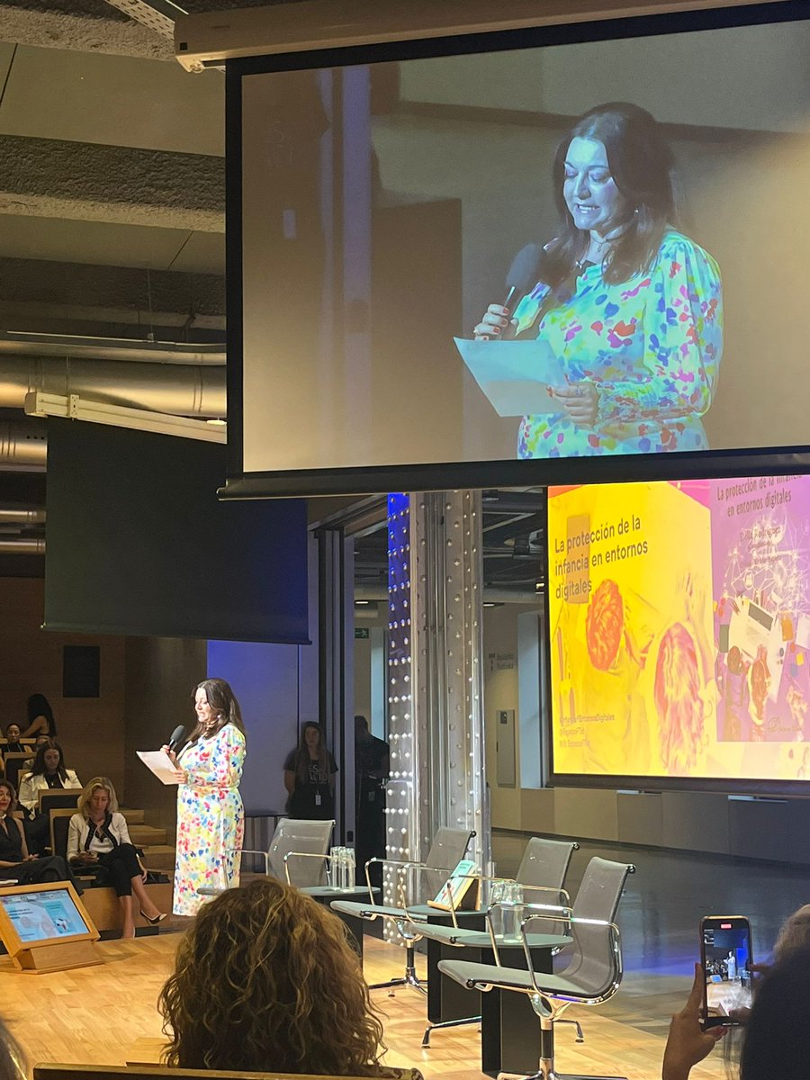 ✨Hoy se presenta un libro muy especial, relativo a la protección de la infancia en entornos digitales coordinado e impulsado por <a href="/derechoadelia/">Delia Rodríguez ⚖</a>   
cuyo espíritu, en palabras de <a href="/NatTEJERA/">Natalia Tejera Beamud⚖️💚</a>, es aportar un granito de arena a la protección de los menores en el mundo digital 🖱️👩‍💻