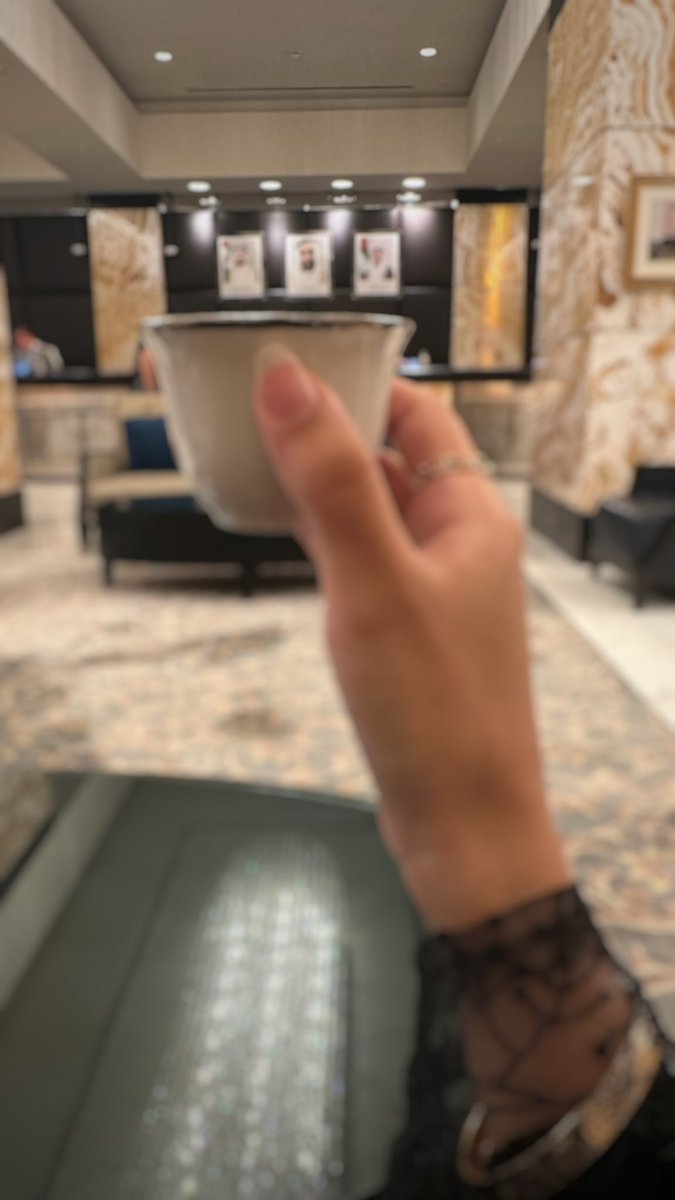 JUQ2I's tweet photo. عن عذوبة المسير في اتجاه من نُحِب قيل: ”لا تأتي إليّ، دعني أحب العالم في السير بإتجاهك👥♥️. https://t.co/YegeE9MebU