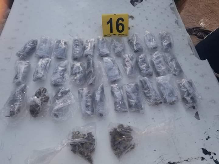 Santiagod181281's tweet image. Decomisa y @SEDENAmx y #AMIC arsenal y capturan a dos personas en cateo en el #GolfodeSantaClara.
En el sitio se logro la captura de una mujer y un hombre, ambos fueron sorprendidos en posesión de los indicios mencionados durante la diligencia en el interior del domicilio.