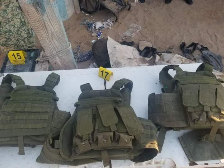 Santiagod181281's tweet image. Decomisa y @SEDENAmx y #AMIC arsenal y capturan a dos personas en cateo en el #GolfodeSantaClara.
En el sitio se logro la captura de una mujer y un hombre, ambos fueron sorprendidos en posesión de los indicios mencionados durante la diligencia en el interior del domicilio.