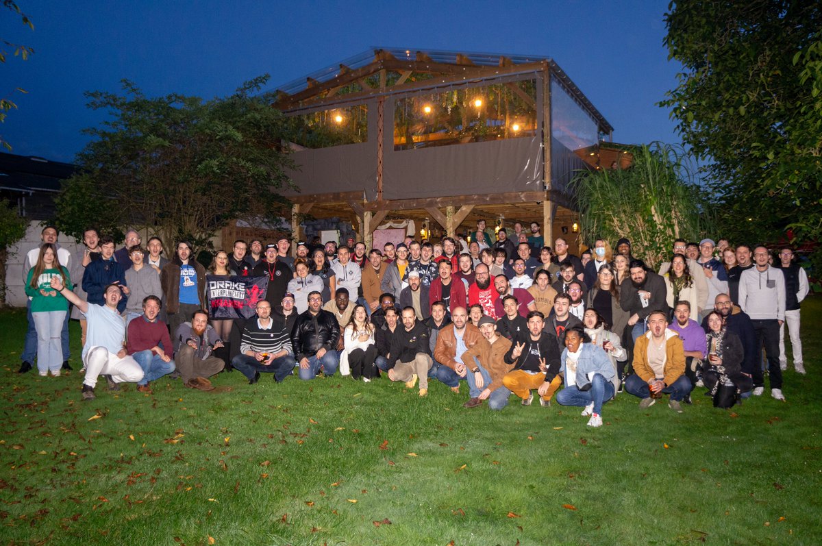 Pulsar42_SC's tweet photo. 🍻 #BarCitizen de Fougères : Quelle soirée !

🎉 Ce samedi, nous avons frôlé (si ce n'est dépassé) la centaine de participants à l'Arcadia, et d'après vos retours, l'événement semble avoir tenu toutes ses promesses ! Nous avons pas mal de remerciements à formuler, et plutôt que de tout condenser en un long texte, voici une liste pour plus de clarté :
- 🍺🍹 Pour commencer, merci à tout le staff de l'Arcadia (Jessica, Laurent, Florian, Prom, Servane, Gwendal et Robin) pour leur accueil chaleureux !
- 🚛🌭 Merci aux deux food trucks qui sont venus remplir notre panse !
- ❓ Merci au @1erCorpsCo pour leur machine à quiz et les répliques de MedPen/OxyPen offertes aux gagnants !
- 🚀 Merci à @insosama pour les gravures de vaisseaux sur ardoise qui ont été remises aux trois premiers de notre quiz !
- 🎁 Merci à nos donateurs et bienfaiteurs qui nous ont permis d'offrir 4 lots lors de notre séance giveaways (dont un Expanse) !
- 👏 Merci à Coldstalker et @ThSamon qui ont rendu possible cet événement !
- 🤘 Merci au propriétaire des lieux @Frederic_Molas d'être passé nous voir, et bravo à Fred et @Seb_du_Grenier pour ce bar qui est une franche réussite !
- ❤️ Et bien évidemment, un grand MERCI à vous toutes et à tous pour votre présence, sans vous ce #BarCitizen n'aurait pas eu la même saveur ! 

🗓️ Pour rappel, notre prochain #BarCitizen se déroulera à l'@espotparis le 26 octobre prochain, peut-être nous y reverrons-nous ! 😉

#StarCitizen #SCFR #Pulsar42 #Jeuxvideo @barcitizensc @DiscordSCF @StantonChronic @NicouLenny @RobertsSpaceInd @hugolisoir @OProtectorat @CorpoOrius @N7Online @LSDGuilde @Verveine24 @AxelBrule @Kyunessu @captain_aodentv @Wyli_Pharaon @ManoucheManu @ThecreeperEB @BreizhMeteora @GuillaumeGEANT