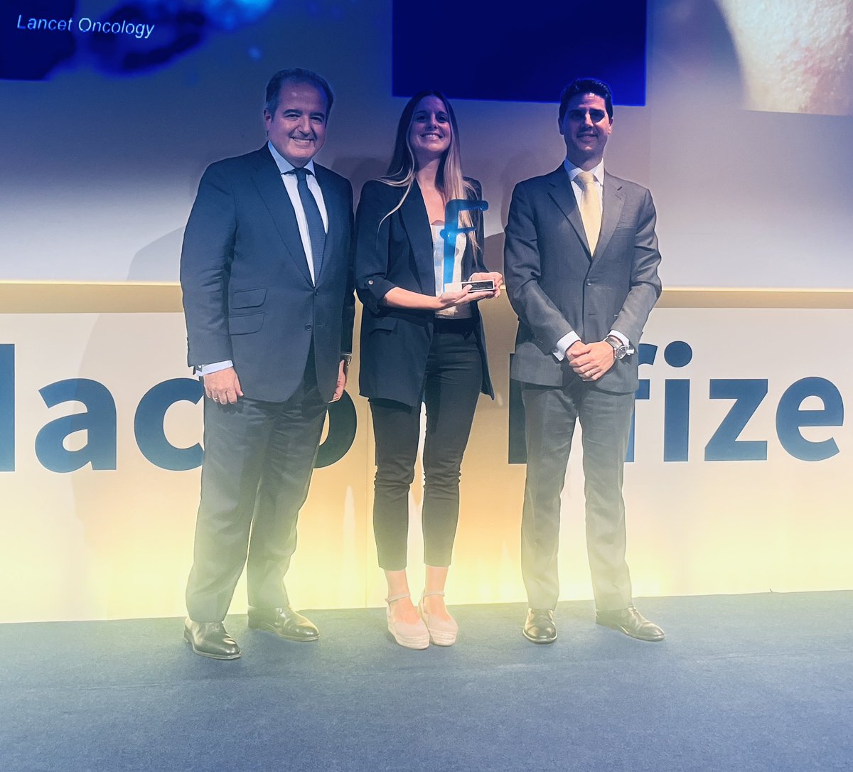 Fundpfizer_ES's tweet photo. @COAMadrid @santidemolina @Sla27 @luis_quevedo @Perestupinya @anaparedes_93 @EVicianaDuro @educacmadrid En la categoría de Investigación Clínica la ganadora es @ainitaoliver, por un estudio sobre el mieloma múltiple, publicado en Lancet Oncology.
Entrega el 🏆 @EVicianaDuro, consejero de @educacmadrid
¡Felicidades!
#PremiosFundaciónPfizer https://t.co/ez3gkArp9G