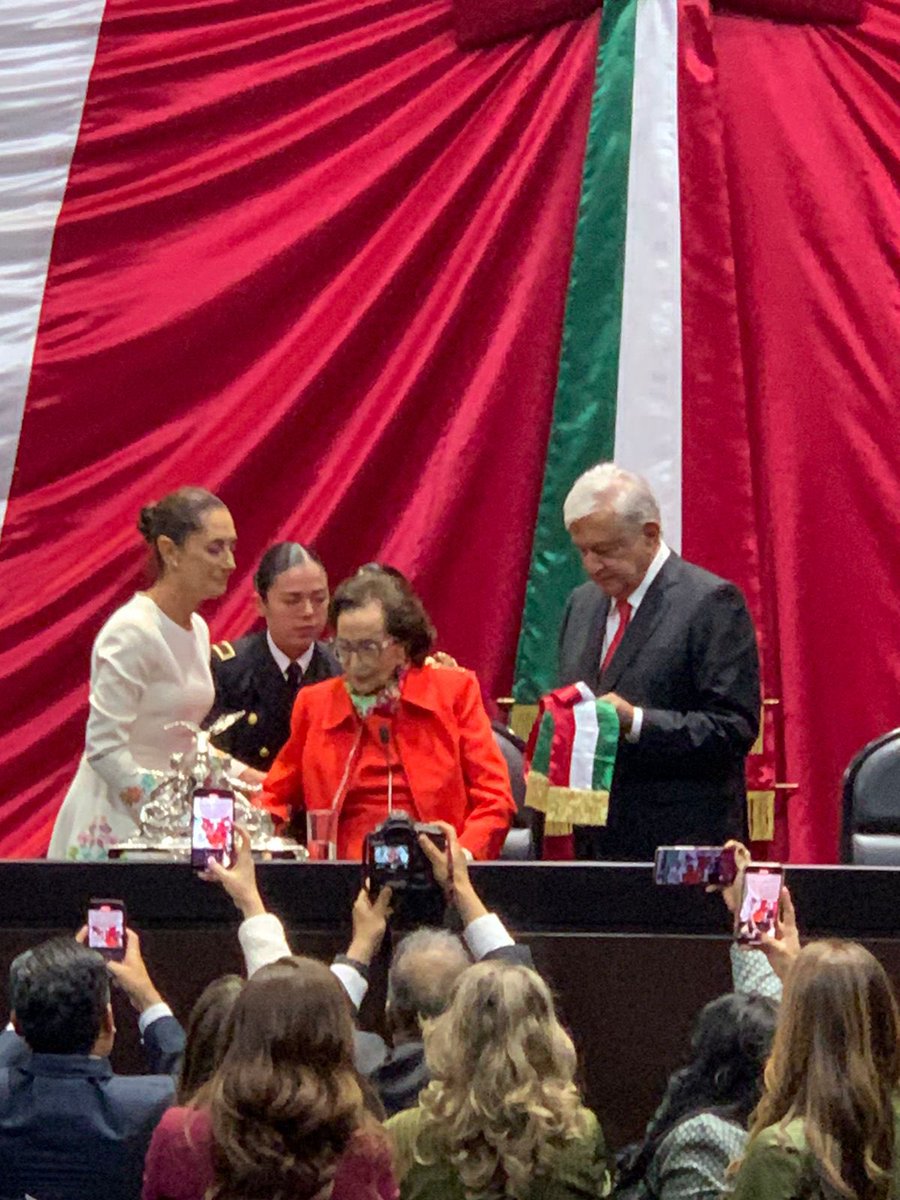 Javier_Corral's tweet photo. Día histórico para México y un aliento de esperanza para América Latina. Emocionante momento que conjuga largas batallas, sueños y anhelos de la
lucha de las mujeres por el reconocimiento integral de sus derechos. Casi setenta años después de que pudieran votar por vez primera en este país, llega la primera de ellas a la Presidencia de la República: @Claudiashein, y con ella llegan todas. Una mujer que, como la gran mayoría en este país, ha enfrentado la desigualdad, el machismo y los viejos prejuicios sin sentido, llega a encabezar el Poder Ejecutivo, desde donde, no tengo duda, dará lo mejor de sí, para consolidar las garantías, más que merecidas. Es además una científica, académica, con vocación ambientalista y compromiso social. De una orientación ideológica de izquierda. Curtida políticamente en la lucha estudiantil universitaria y en la protesta social en defensa del voto por voto. Mujer con método, rigor y carácter; combina quehaceres, deberes y quereres porque también es esposa, madre y abuela. Desde esa biografía, desde esos ojos, gobernará, mirará y enfrentará los retos y desafíos que le impone continuar la gran transformación iniciada por el Presidente @lopezobrador_ y darle también su impronta, su pensamiento y estilo propios. En eso radica que nuestro futuro ¡siga teniendo porvenir!