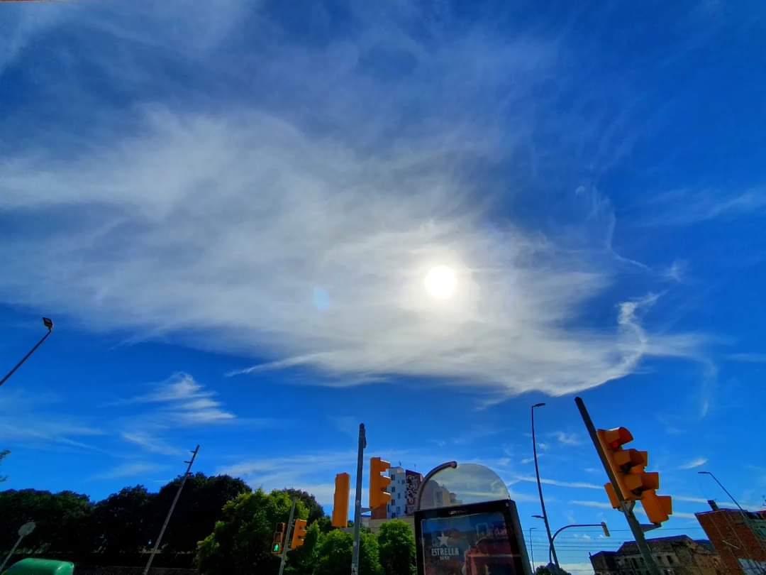 meteoecovisual's tweet photo. 📷 1 #cirroestratos desde #lhospitalet
📷 2 #altocumulos #lenticulares #duplicatus desde #santboi
📷 3 #cirros #espisatus
📷 4 #cirrocumulos #floccus #virga
#santboidellobregat
#baixllobregat
#cielos #cielo #nube #nubes #meteo #meteorologia
#observadormeteorologico https://t.co/Btgm8wfk13