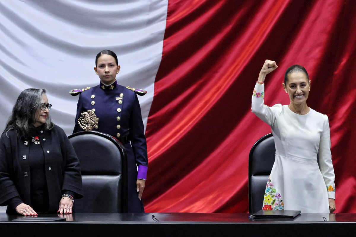 lajornadaonline's tweet photo. #TomaDeProtesta @Claudiashein | Reitera su llamado a hacer uso de la palabra presidenta con "a", así como soldada, bombera,... "Las mujeres podemos ser presidentas" y recordó a las heroínas de la patria, a las anónimas e invisibles.

📷 Marco Peláez https://t.co/1HCZSgIOiV