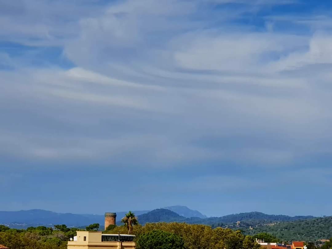 meteoecovisual's tweet photo. 📷 1 #cirroestratos desde #lhospitalet
📷 2 #altocumulos #lenticulares #duplicatus desde #santboi
📷 3 #cirros #espisatus
📷 4 #cirrocumulos #floccus #virga
#santboidellobregat
#baixllobregat
#cielos #cielo #nube #nubes #meteo #meteorologia
#observadormeteorologico https://t.co/Btgm8wfk13