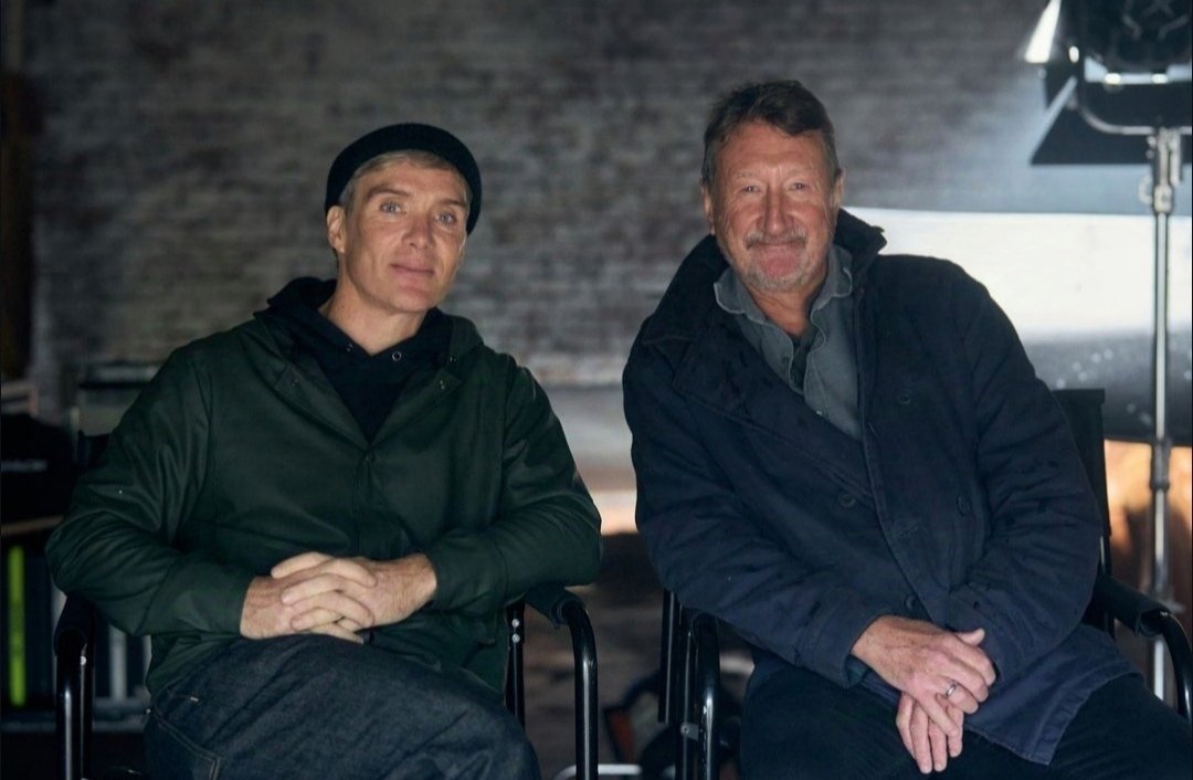 🎬 " Tommy Shelby ha vuelto"

📸 Primeras imágenes de la película de #PeakyBlinders

👉🏻 Netflix confirmó la noticia con una imagen de #CillianMurphy, junto a Steven Knight, el creador de la serie, en el set de grabación 😱