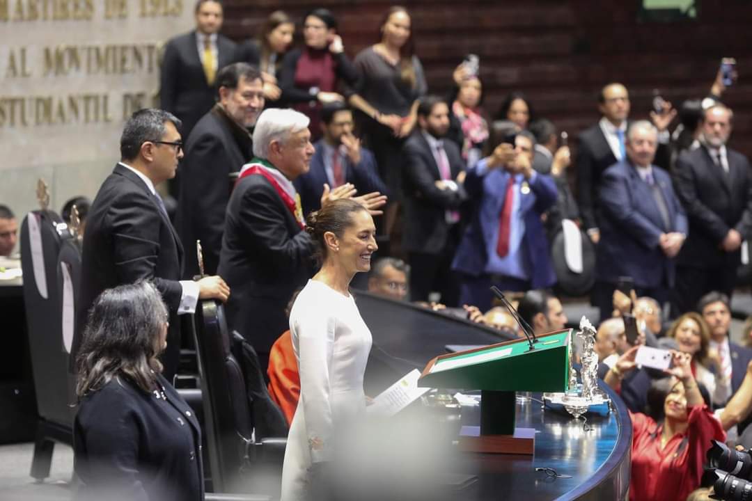 NevadoNoticias's tweet photo. Oficialmente Claudia Sheinbaum Pardo se convirtió en la Presidenta de México este martes. Tras tomar protesta, la mandataria ha brindado un discurso a la Nación.🇲🇽 https://t.co/Y12V5Jb3cK