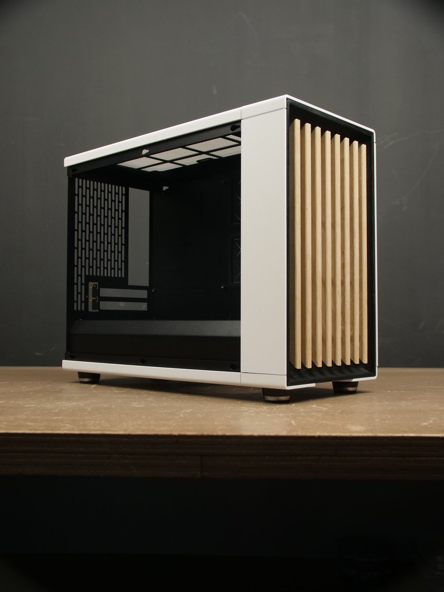 TerHorstCustoms's tweet photo. It has been a while but I'm back, this time a scratch build. I would like to present my take on how a @fractalofficial North 'Nano' could look like.

A special thank you goes out to @ManfaritaW for the help with the wood inserts, they are a real finishing touch.

Full build soon! https://t.co/Ru9201hgaQ