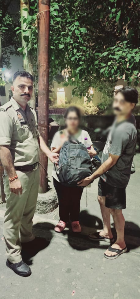 थाना सेक्टर-20 पुलिस का सराहनीय कार्य-

ऑटो मे लैपटॉप व अन्य कीमती सामान छूट जाने की सूचना पर त्वरित कार्रवाई करते हुए तकनीकी साक्ष्यों की सहायता से ऑटो चालक से संपर्क किया गया व ऑटो चालक को बुलाकर लड़की को सभी सामान मय महत्वपूर्ण दस्तावेज व लैपटॉप के वापस दिलवाया गया।
#UPPCares