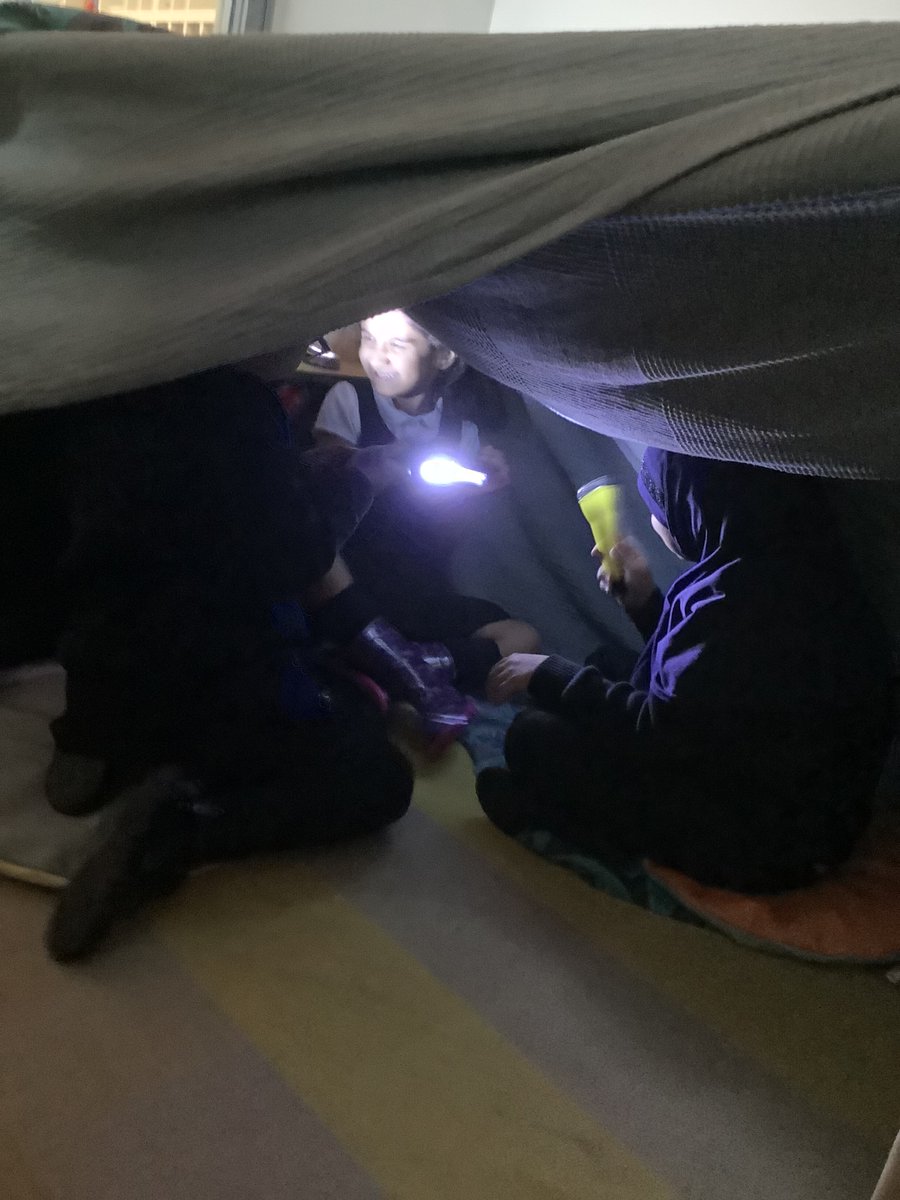TinsleyMeadows's tweet photo. We explored light and dark using torches in our den at Y1-2 Den Building After School Club today! 😁⛺️🔦 

Well done, everyone! ⭐️ https://t.co/ulOy9fNcUw