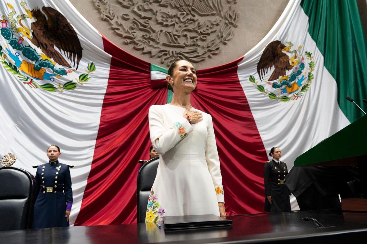 “Soy madre, abuela, científica y mujer de fe, y a partir de hoy, por voluntad del pueblo de México, la presidenta Constitucional de los Estados Unidos Mexicanos”.
 
La emoción a flor de piel: un país que ya nunca más será sin nosotras.