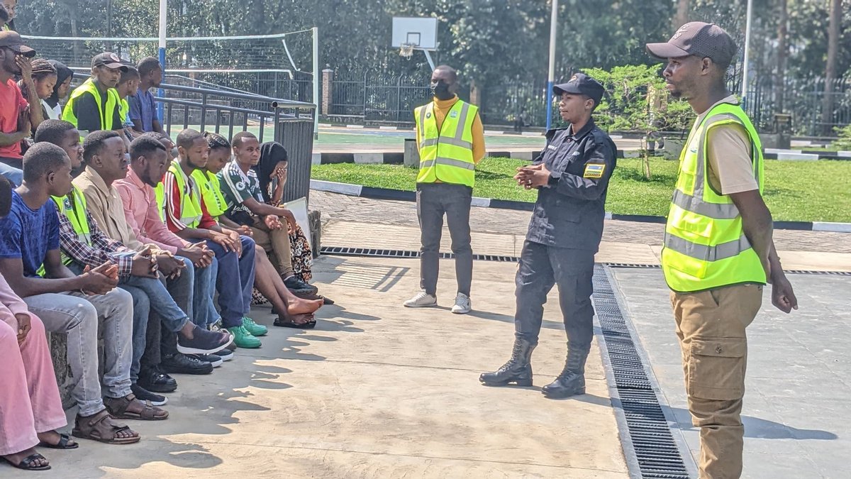 YouthMusanze's tweet photo. @RwandaYouthVol1 Muri @MusanzeDistrict kubufatanye n'inzego zibanze ndetse na @Rwandapolice Muri Musanze bakomeje ubukangurambaga bwo kurwanya Icyorezo cya Marburg . Ahahurira Abantu beshi Youth Volunteers bibutsa Abaturage kubahiriza amabwiriza ya Minisante yo kwirinda. https://t.co/WtBk50z0St