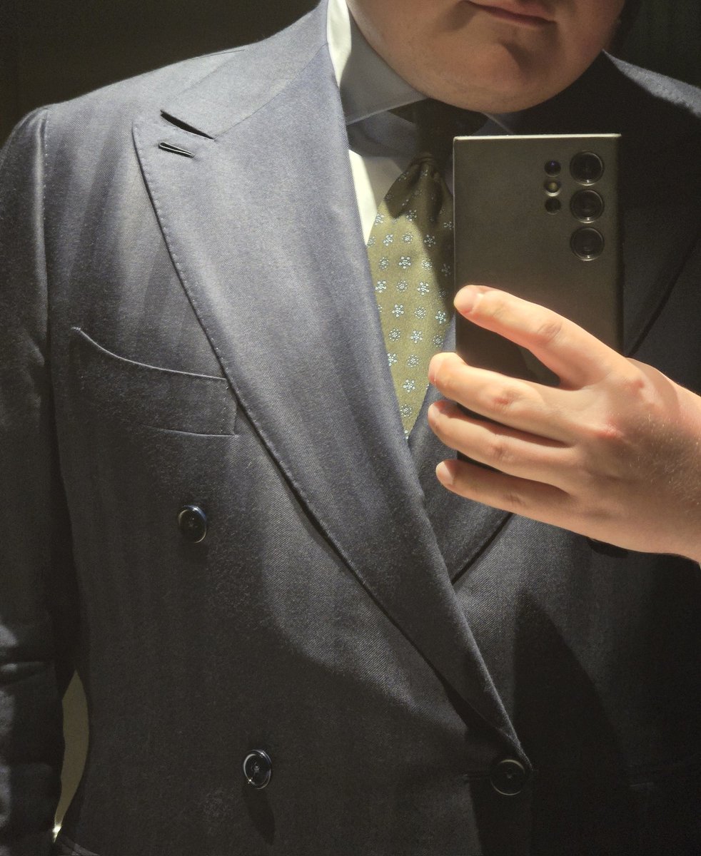 Details.

#suit #suits #suitandtie #sartorial #formalwear #formalshoes #loafers #dressednetterthanyou #money #findom #findomalpha #dom #dominant #formal #sartorial #business