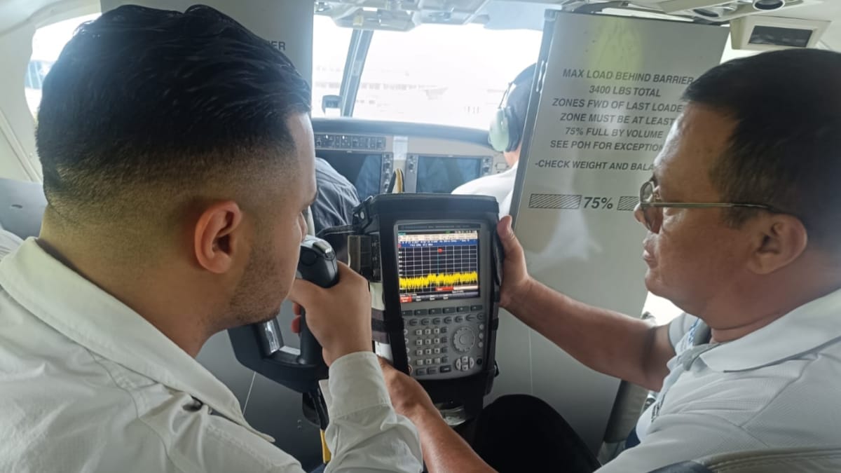AsepPanama's tweet photo. Técnicos de la #ASEPTelecomunicaciones desplegados en el Aeropuerto Enrique Malek en #Chiriquí inspeccionan y verifican el espectro radioeléctrico del servicio de comunicación móvil aeronáutico para que el mismo esté libre de interferencias, https://t.co/GP53HyzbTx