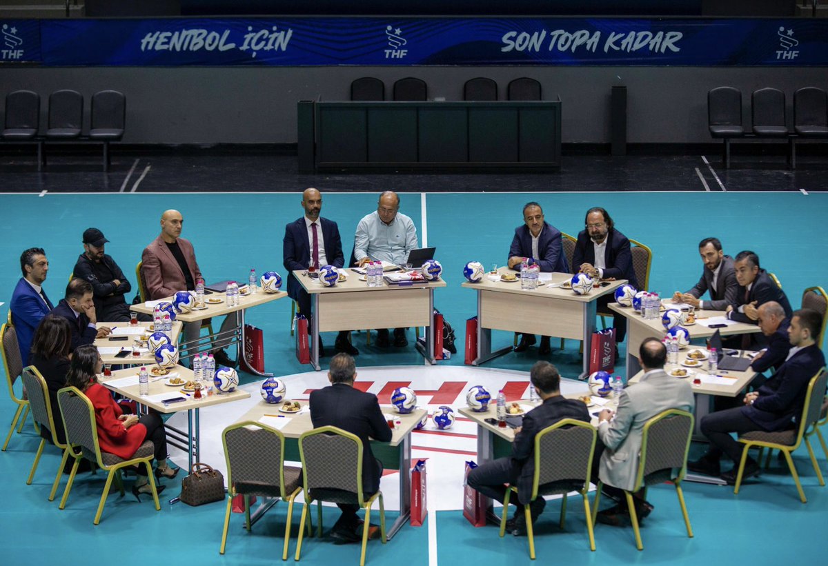 Hentbolun merkezinde; İstişare, katılımcılık, dayanışma…

Bu salonun duvarlarında boşluktan yankılanan seslerle değil; çocukların gülücükleri ile dolması için ilk yönetim kurulu toplantımızı gerçekleştirdik. Hayırlı olsun…

Yeni Yol, Yeni Hentbol!