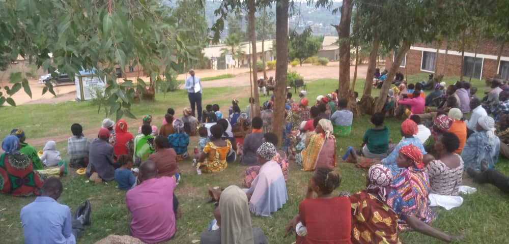 GatundaH's tweet photo. Uyu munsi, mu nteko z'abaturage zabereye mu tugari: Gahurura, Gashenyi,Nyamirembe &amp;Nyamikamba hakozwe ubukangurambaga ku ngamba zo kwirinda icyorezo cya Marburg &amp; Mpox bwakozwe n'abakozi ba @GatundaH . Abitabiriye basobanuriwe ibyo byorezo,uko byandura n'uruhare rwabo mu kwirinda https://t.co/AAe8XTSzKc