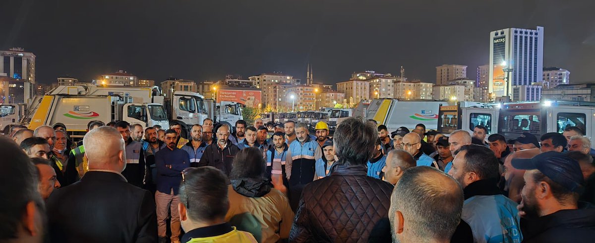 DiskGenelis1's tweet photo. Toplu İş Sözleşmesi sürecinde kendilerine dayatılan sefalet ücretlerini kabul etmeyen Kadıköy Belediyesi işçileri hakkını alana kadar mücadeleye devam edecek!
BİZE EKMEK YOKSA SİZE HUZUR YOK! https://t.co/2DWHpQF2Vl