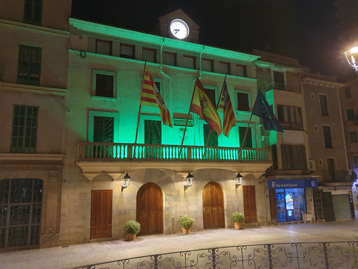 🟢 Avui, 1 d'octubre, es commemora també el Dia Internacional de l'Artritis i, per aquest motiu, la façana de l'Ajuntament lluirà il·luminada de verd, a petició de l'associació ConArtritits. Aquest color també simbolitza el Dia Mundial dels Pacients Ostomitzats.