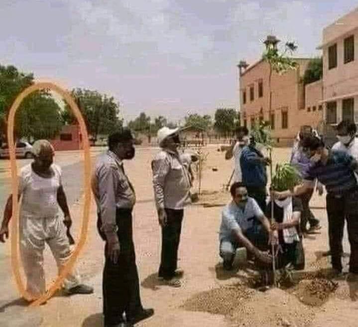 بعد أن حفر وغرس وتعب وعرق

أرجعوه للخلف فتقدموا للأمام

ليأخذوا صوراً مع إنجاز لم ينجزوا منه أي شيء!