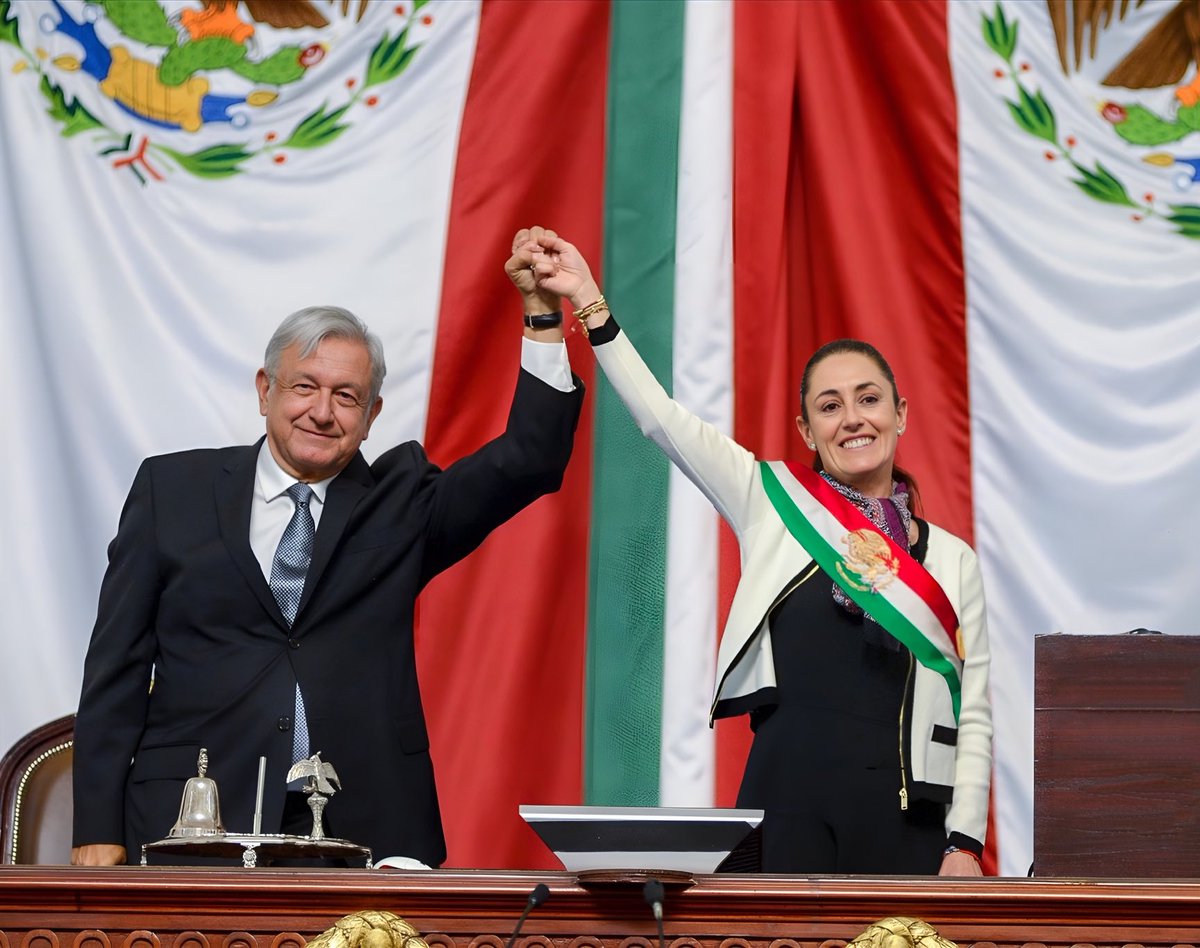Todo lo que esta imagen significa, todo lo que esta imagen emociona. El mejor final, el mejor comienzo.
¡Viva México! 
#ClaudiaSheinbaumPresidenta
#GraciasAMLO
 #SeSigueHaciendoHistoria